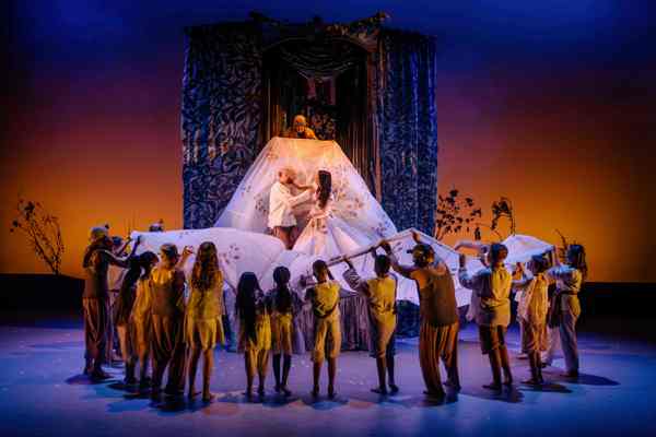 Touring 'young cast' programme puts 700 untrained inner city dancers on stage