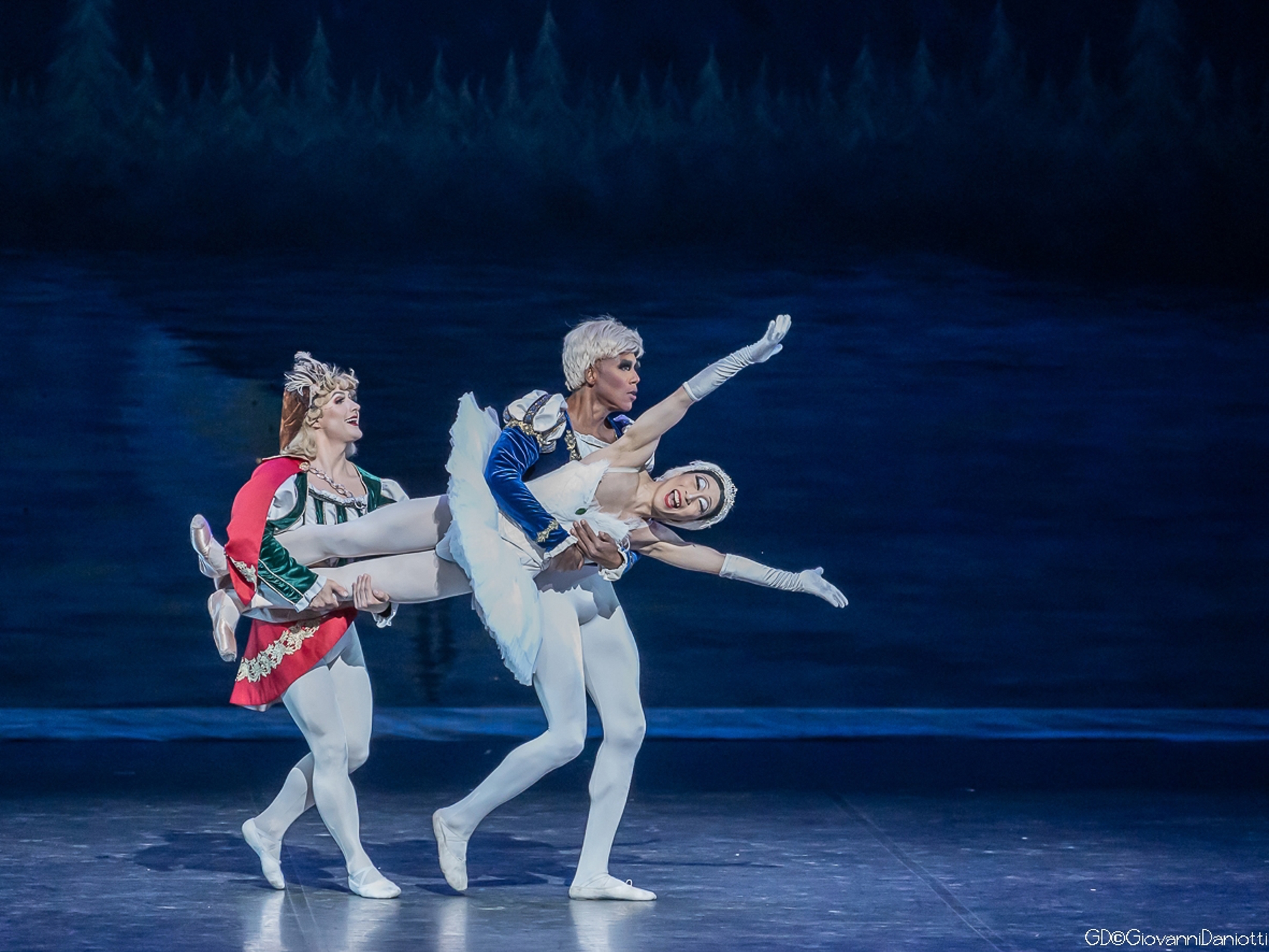 The Trocks, Swan Lake trio, photo Giovanni Daniotti The Trocks, Swan Lake trio, photo Giovanni Daniotti