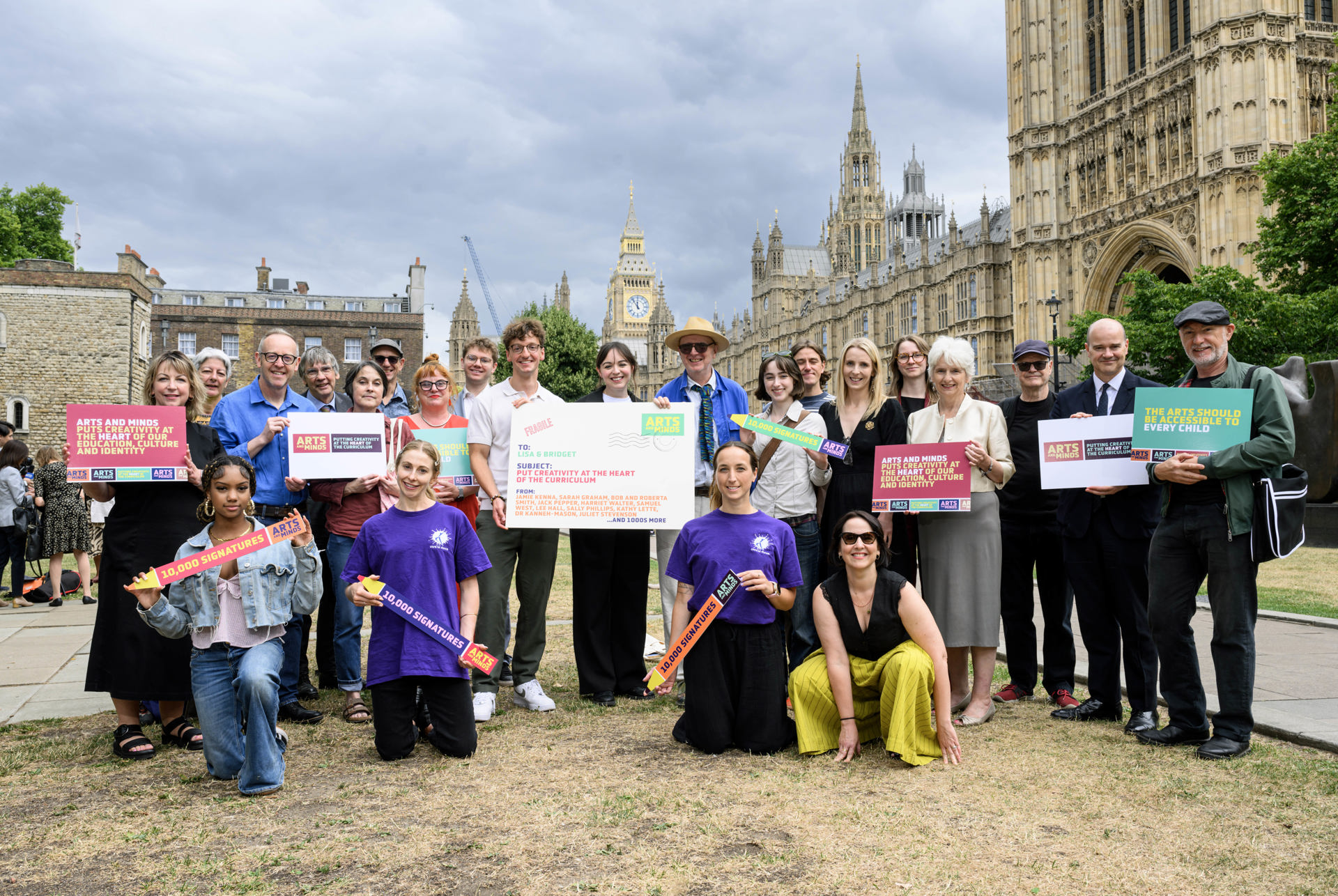 Laura Nicholson handing an open letter to parliament with Arts and Minds for Arts in Education