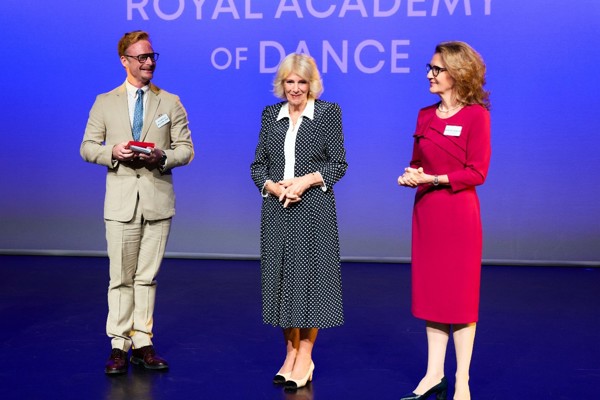 Christopher Wheeldon OBE presented with the RAD’s prestigious Queen Elizabeth II Coronation Award by RAD Patron Her Majesty The Queen 