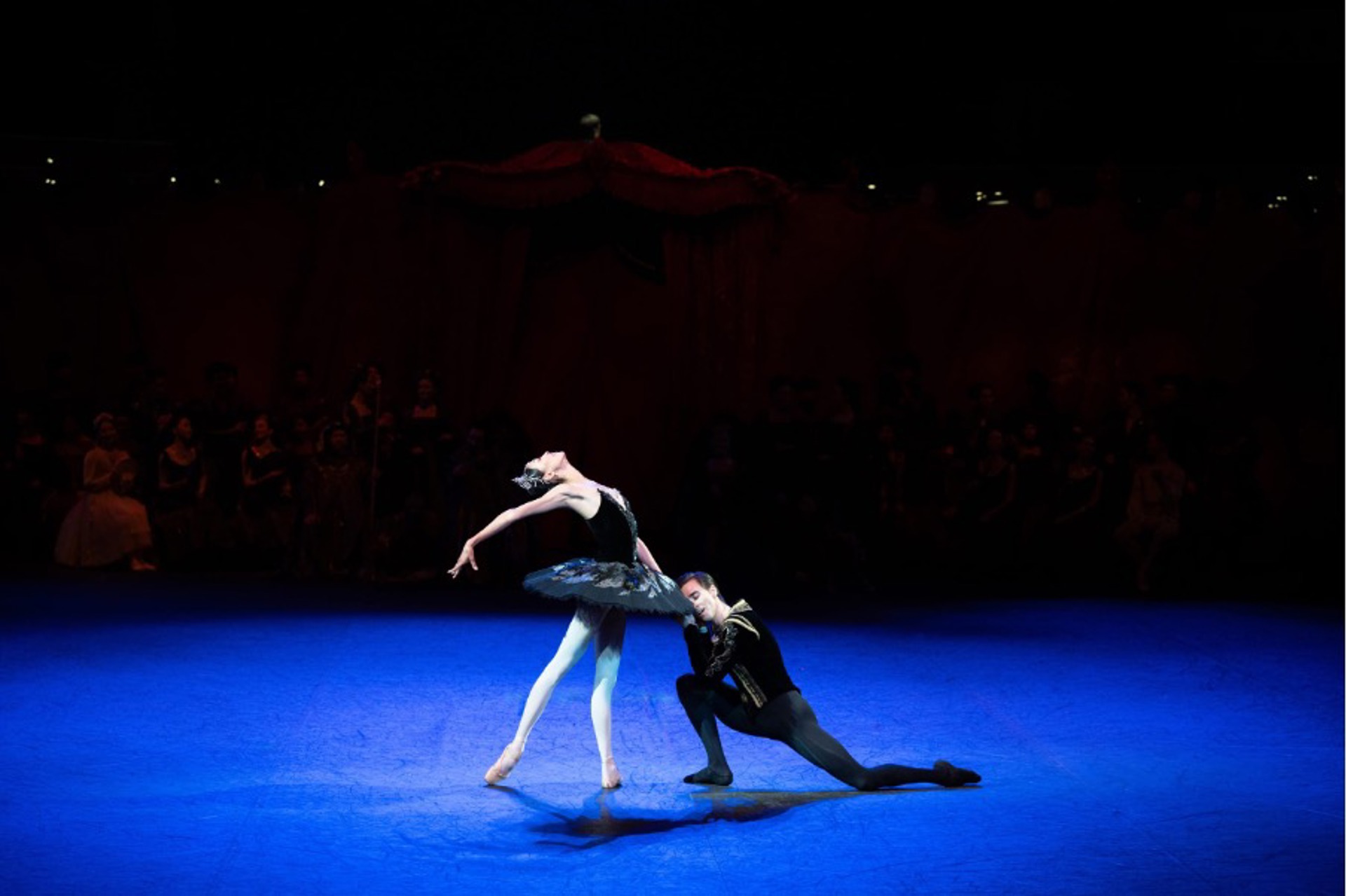 Sangeun-Lee-as-Odile-and-Gareth-Haw-as-Prince-Siegfried-in-Derek-Deanes-Swan-Lake-in-the-round-©-Laurent-Liotardo Sangeun-Lee-as-Odile-and-Gareth-Haw-as-Prince-Siegfried-in-Derek-Deanes-Swan-Lake-in-the-round-©-Laurent-Liotardo